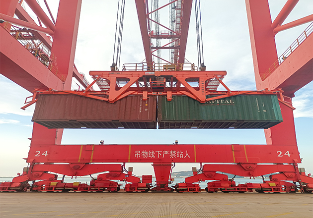 双箱倾翻式集装箱吊具###Twin-Container Tipping Spreader